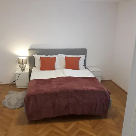 Emona Apartament *